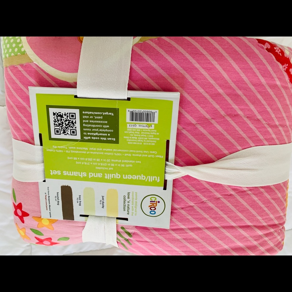 Full/queen quilt and shams set